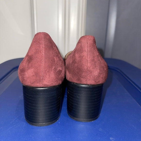 NWOT BERNARDO Avery Suede Pumps in Burgundy with Gold Chain Size 7.5 - Picture 7 of 13